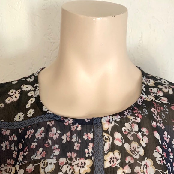 3/$30 - Reitman’s Floral Sleeveless Blouse Size M - Picture 6 of 10